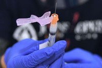 Youtube chặn tất cả những nội dung chứa thông tin sai lệch về các loại vaccine. (Ảnh minh họa: ajc).