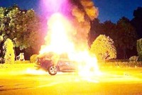 Chiếc xe đang chạy trên đường bất ngờ phát hỏa, bị thiêu rụi.