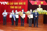 Ban Thường vụ Tỉnh ủy Gia Lai trao quyết định các đồng chí được điều động làm nhiệm vụ mới.