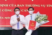 Ông Lò Minh Hùng, Phó Bí thư Thường trực Tỉnh ủy Sơn La trao quyết định bổ nhiệm cho ông Nguyễn Ngọc Tú.