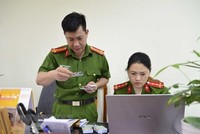 Trả căn cước công dân gắn chip điện tử cho người dân. (Ảnh: Xuân Tư/TTXVN).