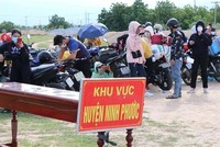 Người dân từ Đồng Nai về được tập trung theo khu vực để kiểm tra dịch bệnh trước khi đưa đi cách ly tập trung. (Ảnh: Công Thử/TTXVN).