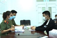 Công an đấu tranh, khai thác đối tượng Lê Thanh Phụng. (Nguồn: congan.com.vn).