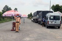 Cảnh sát giao thông tại Kiên Giang thực hiện nhiệm vụ tại chốt kiểm soát nút giao tuyến Lộ Tẻ-Rạch Sỏi với tuyến tránh thành phố Rạch Giá. (Ảnh: Lê Huy Hải/TTXVN).