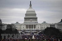 Người biểu tình tập trung tại khu vực tòa nhà Quốc hội Mỹ ở Washington, DC ngày 6/1/2021. (Ảnh: AFP/TTXVN).