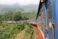 Đoàn tàu của ngành đường sắt đang chạy trên tuyến Bắc-Nam. (Ảnh: Minh Sơn/Vietnam+).