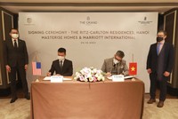 Đại diện tập đoàn Marriott International tại Việt Nam - ông Hà Quốc Minh (bên trái) và đại diện Masterise Homes - ông Gibran Bukhari – Giám đốc Khối Kinh doanh (bên phải) tham gia ký kết. Khách mời danh dự chứng kiến lễ ký kết từ phía Đại sứ Quán Hoa Kỳ tại Việt Nam, ông Konstantin Dubrovsky – Tham tán Kinh tế (đứng bên phải) và đại diện Tập đoàn Marriott International, ông Julian Wong - Tổng giám đốc Khách sạn Sheraton Hà Nội (đứng bên trái) trong lễ ký kết.