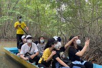 Các y bác sĩ tham gia tour tri ân của TP.HCM tại Cần Giờ (Ảnh: Vietravel).