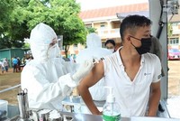 Người dân ở khu vực nguy cơ cao của buôn Tơng Ju, xã Ea Kao, thành phố Buôn Ma Thuột được tiêm vaccine phòng COVID-19. (Ảnh: Tuấn Anh/TTXVN).