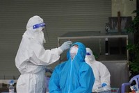 Nhân viên y tế lấy mẫu xét nghiệm cho người dân thành phố Vũng Tàu. (Ảnh: Ngọc Sơn/TTXVN).