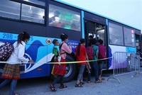 Người dân về từ các tỉnh phía Nam được phân vùng tại huyện Phú Xuyên (Hà Nội), để đưa lên xe buýt về địa phương. (Ảnh: Phạm Kiên/TTXVN).