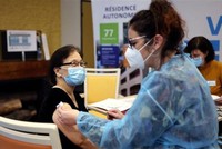 Nhân viên y tế tiêm vaccine Pfizer/BioNTech ngừa COVID-19 cho người dân tại Seoul, Hàn Quốc. (Ảnh: AFP/TTXVN).