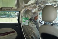 Xe công nghệ hoạt động trở lại tại TPHCM với vách ngăn giữa tài xế và hành khách (Ảnh: DNCC).