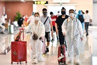 Hành khách đi tàu bay cần phải thực hiện nghiêm các quy định về phòng chống dịch COVID-19 trước, trong và sau chuyến đi. (Ảnh: CTV/Vietnam+).