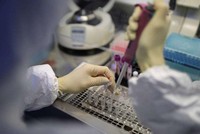 Theo Bộ Y tế, việc xét nghiệm được thực hiện theo địa bàn nguy cơ và nhóm nguy cơ.