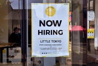 Một cửa hàng kem tại Los Angeles, Mỹ dán thông báo biển tuyển nhân viên. Ảnh: AFP.