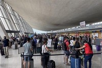 Hành khách tại sân bay quốc tế Dulles Washington, bang Virginia, Mỹ. (Ảnh: AFP/TTXVN).
