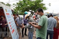 Người dân quét mã QR code tại ứng dụng PC-COVID. (Ảnh: Ngọc Sơn/TTXVN).