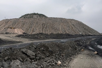 Vận chuyển đá xít thải. Ảnh minh họa.