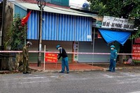 Lực lượng chức năng tiến hành phong tỏa các khu có nguy cơ lây nhiễm tại xã Chu Hóa, thành phố Việt Trì. (Ảnh: Trung Kiên/TTXVN).