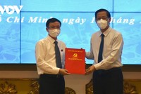 Chủ tịch UBND TP.HCM Phan Văn Mãi (phải) trao quyết định cho ông Đặng Quốc Toàn. Ảnh: Hà An.