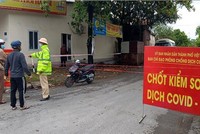 Một chốt kiểm soát dịch COVID-19 tại khu 1 thị trấn Hùng Sơn, huyện Lâm Thao. (Ảnh: Trung Kiên/TTXVN).