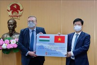 Lễ trao tặng vaccine COVID-19 và kit xét nghiệm nhanh của Chính phủ Hungary cho Chính phủ Việt Nam. (Ảnh: Trần Minh).