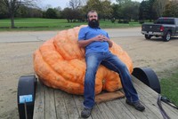 Anh Mike Schmit ở thành phố Markesan, tiểu bang Wisconsin, Mỹ đã theo nghiệp trồng bí ngô khổng lồ từ năm 2016.