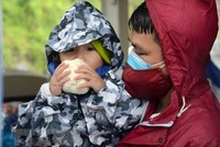 Người về quê tranh thủ nghỉ chân, ăn đồ ăn miễn phí trước khi tiếp tục lên đường. (Ảnh: Quốc Dũng/TTXVN).