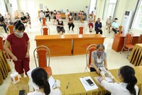 Hà Nội thực hiện chi trả hỗ trợ tiền mặt cho người lao động theo Nghị quyết 68/NQ-CP. (Ảnh: Hoàng Hiếu/TTXVN).