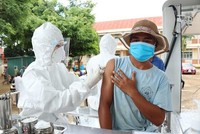 Tiêm vaccine cho người dân khu vực nguy cơ cao buôn Tơng Ju, xã Ea Kao, thành phố Buôn Ma Thuột. (Ảnh: TTXVN).