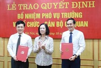 Bà Trương Thị Mai trao quyết định bổ nhiệm cho các cán bộ.