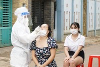 Lực lượng y tế thực hiện test nhanh, sàng lọc ca mắc trong cộng đồng tại Đắk Lắk.