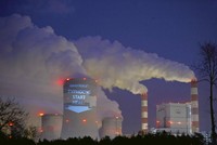 Một khẩu hiệu được các nhà hoạt động chiếu sáng lên tháp làm mát của Nhà máy điện Belchatow, nhà máy nhiệt điện than lớn nhất châu Âu, ở Ba Lan vào tháng 11/2013. (Nguồn: Reuters).