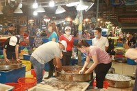 Mặt hàng thủy hải sản được buôn bán tại Chợ đầu mối Bình Điền. (Ảnh minh họa: Đinh Hằng/TTXVN).