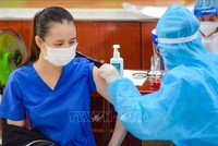 Tiêm vaccine cho người dân tại điểm tiêm Trung tâm Văn hoá quận Sơn Trà, thành phố Đà Nẵng. (Ảnh: Văn Dũng/TTXVN).