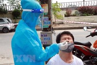 Lấy mẫu test nhanh đối với người dân khu vực ngõ 587, đường Trần Nhân Tông, phường Vị Hoàng, thành phố Nam Định sau khi ở đây ghi nhận 2 ca mắc COVID-19. (Ảnh: Nguyễn Lành/TTXVN).