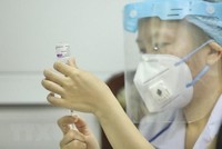 Phòng tiêm chủng vaccine COVID-19 tại trường Tiểu học Nguyễn Du, quận Hoàn Kiếm, Hà Nội. (Ảnh: Minh Quyết/TTXVN).