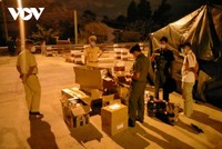 Lực lượng làm nhiệm vụ tại chốt kiểm dịch phát hiện phương tiện chở hàng hóa nhập lậu.