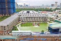 Các dự án có đất công xen cài đã được gỡ vướng. Trong ảnh: Dự án Green Star Sky Garden của Hưng Lộc Phát đang thi công trở lại.