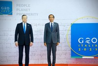 Tổng thống Indonesia Joko Widodo (phải) và Thủ tướng Italia Mario Draghi (trái) tại Hội nghị G20 (Ảnh: ExBullentin).