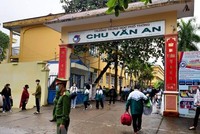 Học sinh trường Trung học phổ thông Chu Văn An thực hiện cách ly tại trường. (Ảnh: Thu Hằng/TTXVN)