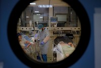 Các bệnh nhân Covid-19 được điều trị trong phòng cách ly tại một bệnh viện ở Bucharest, Romania ngày 22/10/2021. Ảnh: AP.