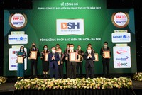 Ông Nguyễn Văn Trưởng – Phó TGĐ BSH (đứng giữa hàng đầu tiên) tham gia lễ công bố và vinh danh Top 10 thương hiệu bảo hiểm uy tín 2021,