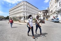 Người dân đeo khẩu trang phòng dịch COVID-19 tại La Habana, Cuba, ngày 2/10/2021. (Ảnh: THX/TTXVN).