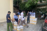 Lực lượng liên ngành kiểm tra hàng hóa. (Ảnh: PV/Vietnam+).