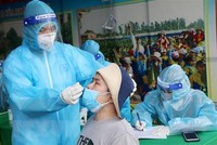 Nhân viên y tế lấy mẫu xét nghiệm sang lọc cho người dân phường Gia Cẩm, thành phố Việt Trì. (Ảnh: Trung Kiên/TTXVN).