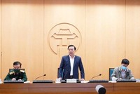 Ông Chử Xuân Dũng, Phó Chủ tịch Ủy ban nhân dân thành phố Hà Nội chỉ đạo về công tác phòng chống dịch bệnh. (Ảnh: PV/Vietnam+).
