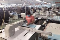 Hoạt động tại công ty TNHH xuất nhập khẩu may Hoa Công (thị xã An Nhơn, tỉnh Bình Định). (Ảnh: Nguyên Linh/TTXVN).