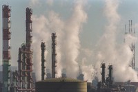 Khói bốc lên tại nhà máy hóa dầu ở Etang de Berre, Pháp. (Ảnh: AFP/TTXVN).